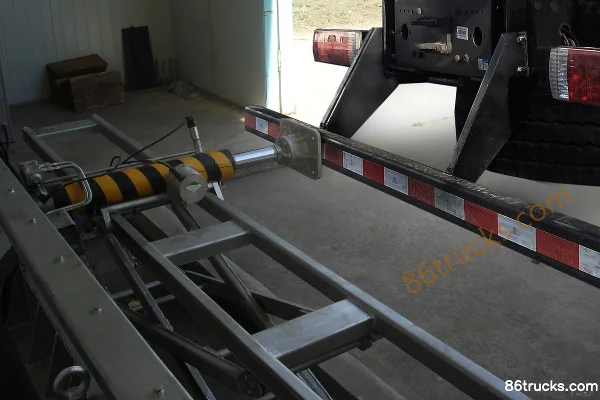 FAW Jiefang Qingdao J6 350 hp 8X4(12 wheels) Powder Material Truck (CIMC Brand) Cab (1) | 86Trucks