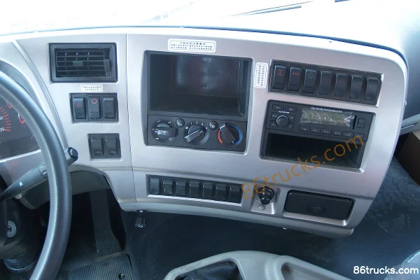 Jinggong Yuanzheng tracteur routier 340 ch 6X4(10 roues) Cabine (3) | 86Trucks
