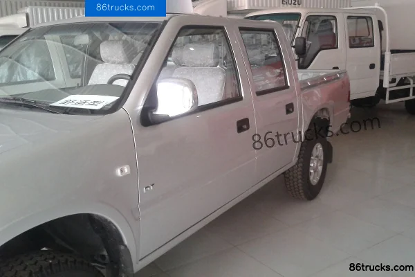 Qingling Isuzu T17 2019 Luxury Edition 2.6L Gasoline 121 hp 4WD Double-Row Drop-Side Pickup Cab (3) | 86Trucks
