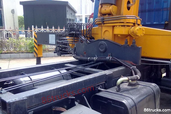 Shidai Jingang 125 hp 4X2(6 wheels) truck-mounted crane Chassis (2) | 86Trucks