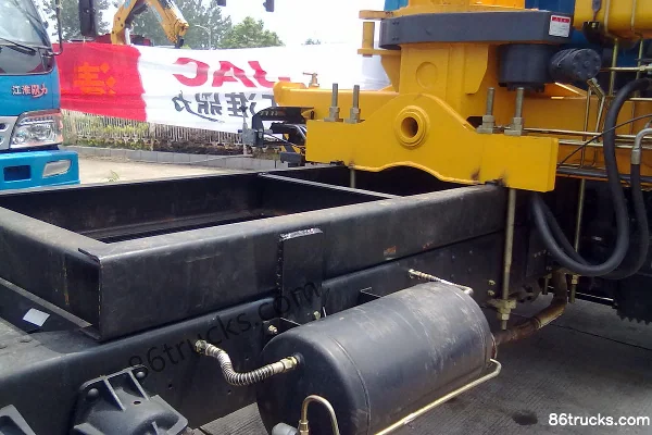 Shidai Jingang 125 hp 4X2(6 wheels) truck-mounted crane Chassis (1) | 86Trucks