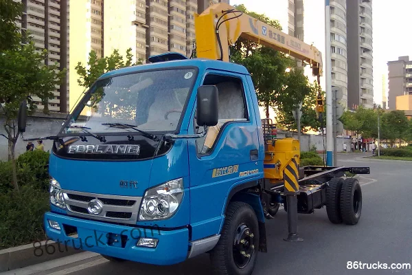 Shidai Jingang 100 hp 4X2(6 wheels) truck-mounted crane Exterior