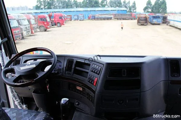 Dongfeng Liuqi Chenglong Cummins M7C camion lourd 380 ch 6X4(10 roues) tracteur routier Cabine (2) | 86Trucks