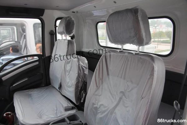 Tangjun Ouling T3 Series 116hp 4X2(6 wheels) 4.5m semi-panel flatbed light truck Cab (1) | 86Trucks