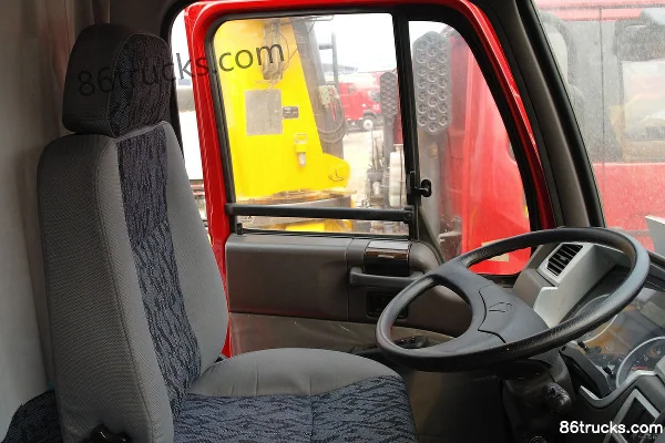 XCMG Ruilong 180 hp 4X2(6 wheels) Truck-Mounted Crane (XCMG brand) Cab (2) | 86Trucks