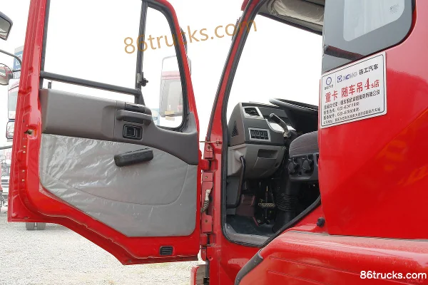 XCMG Ruilong 180 hp 4X2(6 wheels) Truck-Mounted Crane (XCMG brand) Cab (1) | 86Trucks