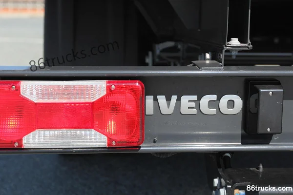 IVECO Daily camion moyen 146 ch 4X2(6 roues) porteur à ridelles cabine simple Châssis (2) | 86Trucks