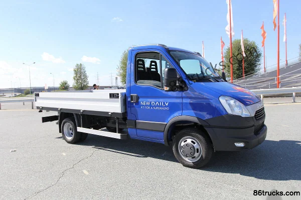 IVECO Daily camion moyen 146 ch 4X2(6 roues) porteur à ridelles cabine simple Extérieur (3) | 86Trucks
