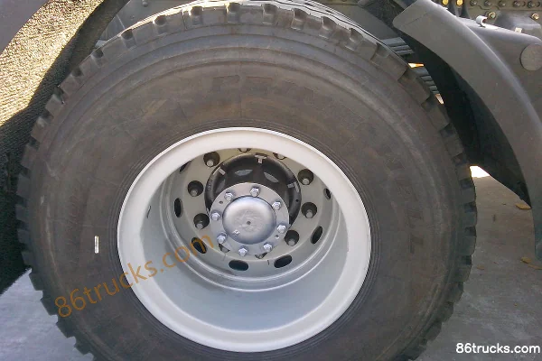 Sinotruk HOKA H7 Heavy Truck 375 hp 6X4(10 wheels) Tractor Truck Chassis (3) | 86Trucks