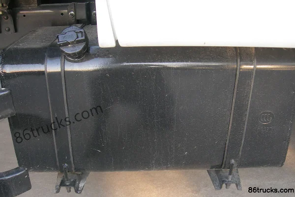 Zhengzhou Nissan Cabstar 130hp 4X2(6 wheels) 3.2m double-row flatbed light truck Chassis (3) | 86Trucks
