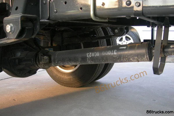 Zhengzhou Nissan Cabstar 130hp 4X2(6 wheels) 3.2m double-row flatbed light truck Chassis (2) | 86Trucks