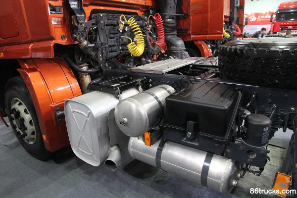 Union Truck U340 340 hp 6X4(10 wheels) Tractor Truck Chassis (1) | 86Trucks