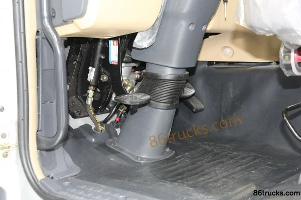Dongfeng Yuhu 190 hp 4X2(6 wheels) Flatbed Truck Cab (3) | 86Trucks