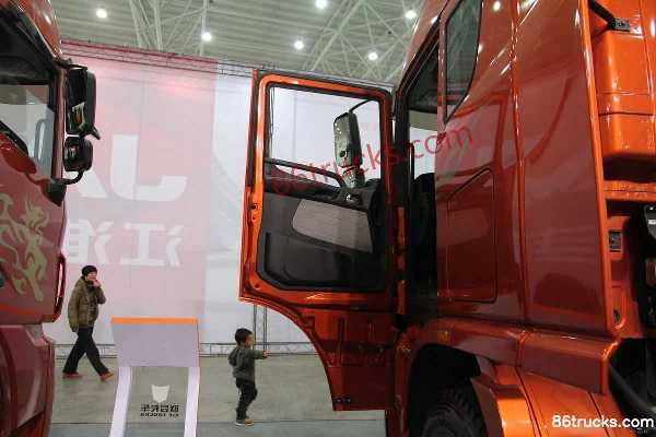 Union Truck U420 420 hp 6X4(10 wheels) Tractor Truck Cab (2) | 86Trucks