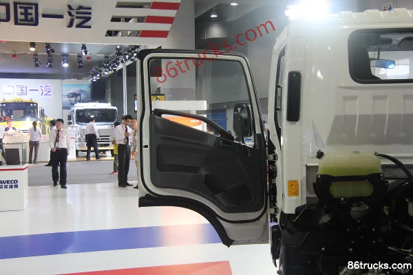 Yuejin Chaoyue C500-52 180hp 4X2(6 wheels) Day Cab Cargo Truck Chassis (1) | 86Trucks