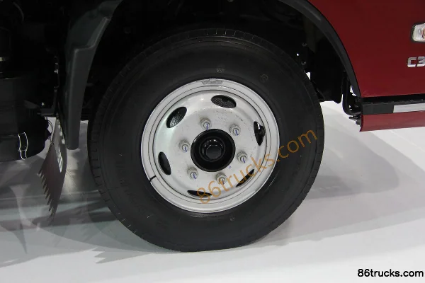 Yuejin Chaoyue C500-33 Comfort Edition 140hp 4X2(6 wheels) 3.65m semi-row van cargo truck Chassis (1) | 86Trucks