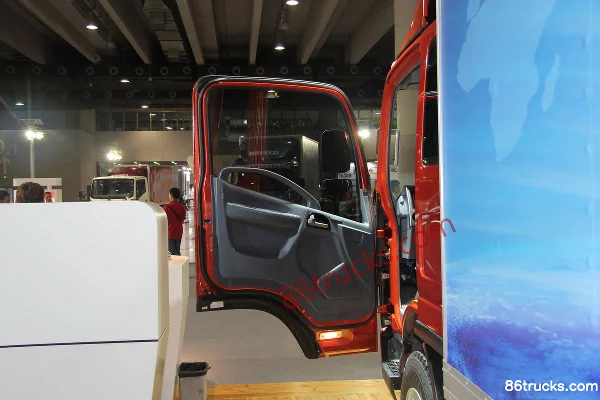 FAW-GM F330 Subo 150 hp 4X2(6 wheels) 4.8m semi-sleeper van light truck Cab (1) | 86Trucks