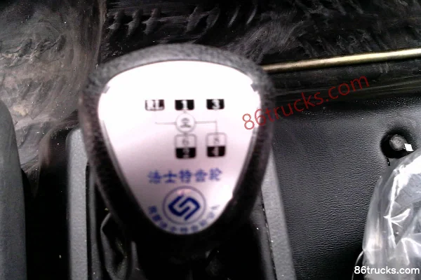 Dongfeng Liuqi Chenglong Medium Truck 160 hp 4X2(6 wheels) 6.8m Half-row Cage Cargo Truck Cab (2) | 86Trucks