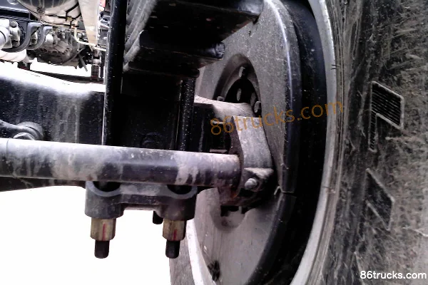 Dongfeng Liuqi Chenglong Medium Truck 160 hp 4X2(6 wheels) 6.8m Half-row Cage Cargo Truck Chassis (2) | 86Trucks