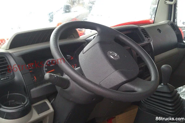 Dongfeng N280 140 hp 4X2(6 wheels) 4.13m Single-row Flatbed Light Truck Cab (1) | 86Trucks