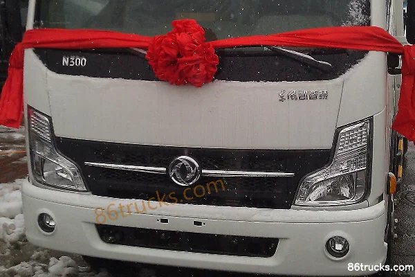 Dongfeng N280 140 hp 4X2(6 wheels) 4.13m Single-row Flatbed Light Truck Exterior (3) | 86Trucks