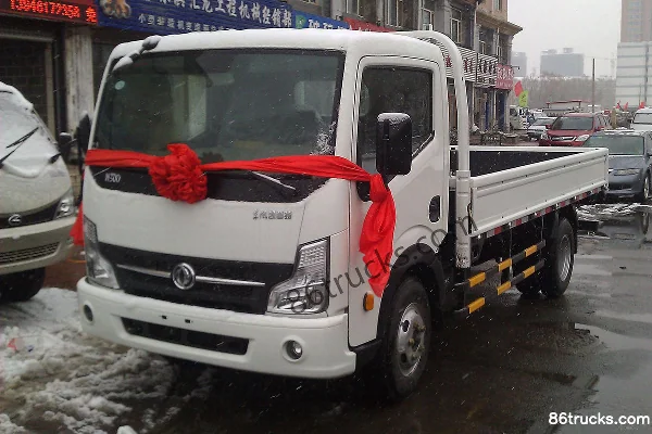 Dongfeng N280 140 hp 4X2(6 wheels) 4.13m Single-row Flatbed Light Truck Exterior (2) | 86Trucks