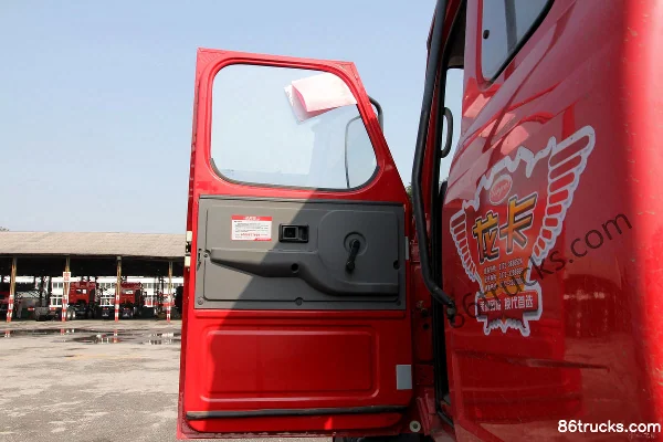 Dongfeng Liuqi Longka heavy truck 310 hp 6X2(8 wheels) long-nose tractor truck Cab (3) | 86Trucks