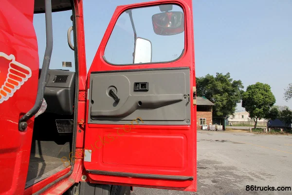 Dongfeng Liuqi Longka heavy truck 310 hp 6X2(8 wheels) long-nose tractor truck Cab (2) | 86Trucks