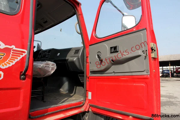 Dongfeng Liuqi Longka heavy truck 310 hp 6X2(8 wheels) long-nose tractor truck Cab (1) | 86Trucks