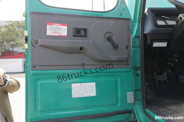 Dongfeng Liuqi Longka Kaishanwang Medium Truck 200 hp 4X2(6 wheels) 4.2m Dump Truck Cab (1) | 86Trucks