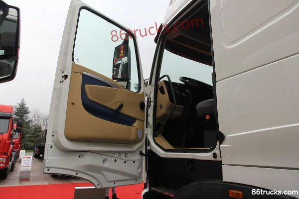 Sinotruk HOWO-T7H Heavy Truck 430 hp 6X4(10 wheels) Tractor Truck (ZZ4257V324HC1B) Cab (1) | 86Trucks
