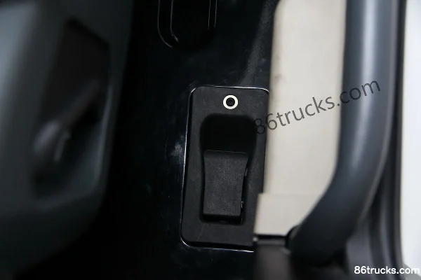 Sinotruk HOWO T5G camion lourd 340 ch 6X4(10 roues) tracteur routier (ZZ4257N324GC1) Cabine (1) | 86Trucks