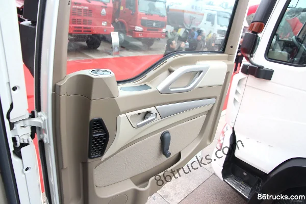 Sinotruk HOWO T5G 280hp 6X2(8 wheels) 7.8m stake truck Cab (3) | 86Trucks