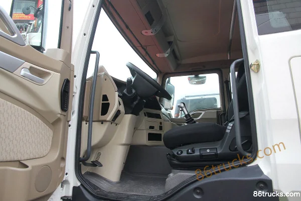 Sinotruk HOWO T5G 280hp 6X2(8 wheels) 7.8m stake truck Cab (1) | 86Trucks