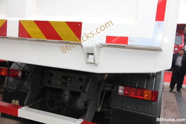 Sinotruk HOWO T5G Heavy Truck 340hp 6X4(10 wheels) 5.6m dump truck Chassis (3) | 86Trucks