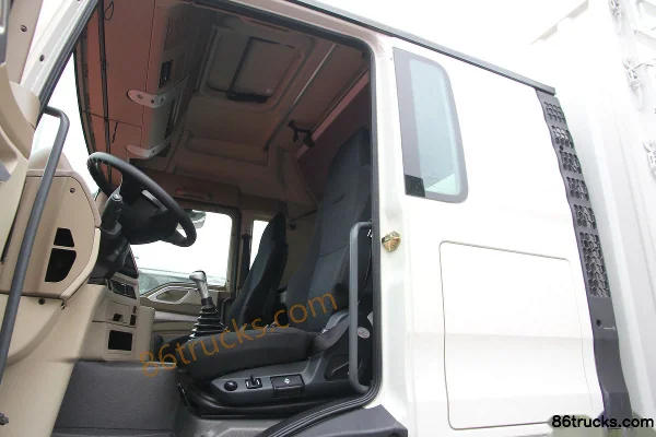 Sinotruk HOWO T5G heavy truck 310 hp 8X4(12 wheels) 9.52 meters cage-type cargo truck Cab (2) | 86Trucks