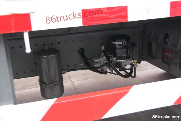 Sinotruk HOWO T5G heavy truck 310 hp 8X4(12 wheels) 9.52 meters cage-type cargo truck Chassis (3) | 86Trucks