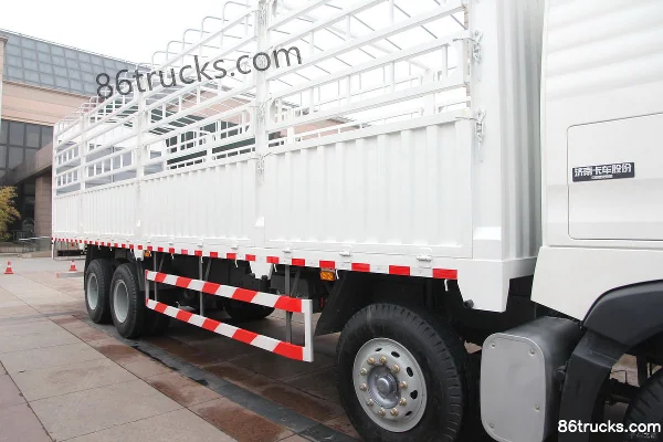 Sinotruk HOWO T5G heavy truck 310 hp 8X4(12 wheels) 9.52 meters cage-type cargo truck Chassis (1) | 86Trucks