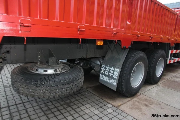 Sinotruk Haohan J7B heavy truck 340 hp 8X4(12 wheels) 9.5 m flatbed cargo truck Chassis (1) | 86Trucks