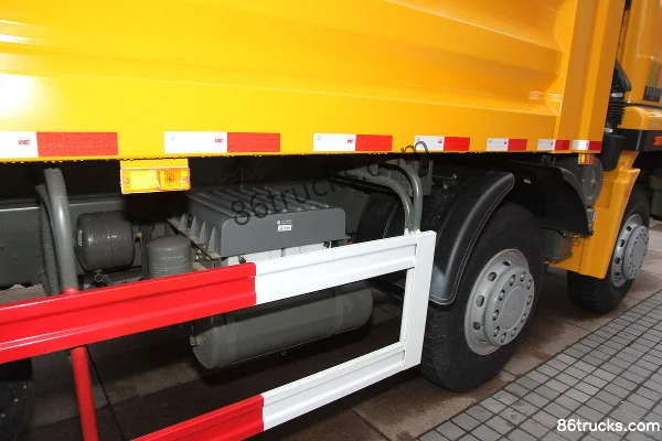 Sinotruk Hohan J7B 340hp 8X4(12 wheels) 5.6m dump truck Chassis (3) | 86Trucks