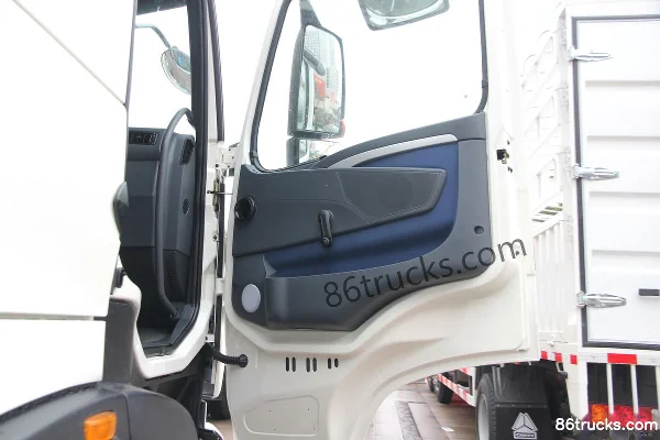 Sinotruk HOWO-T7H Heavy Truck 390hp 6X4(10 wheels) Tractor Truck (ZZ4257V324MC1) Cab (1) | 86Trucks