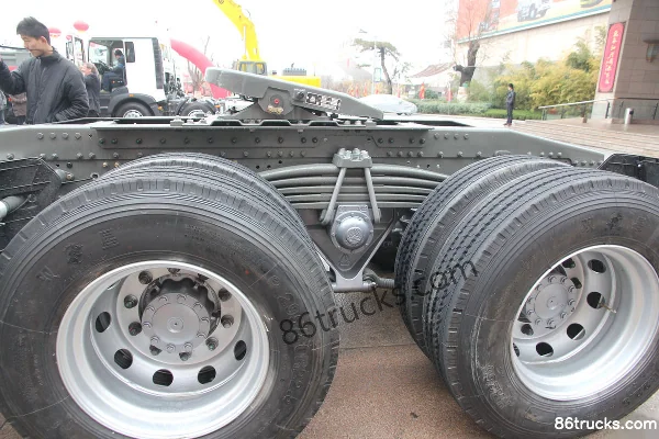 Sinotruk HOWO-T7H Heavy Truck 390hp 6X4(10 wheels) Tractor Truck (ZZ4257V324MC1) Chassis (3) | 86Trucks