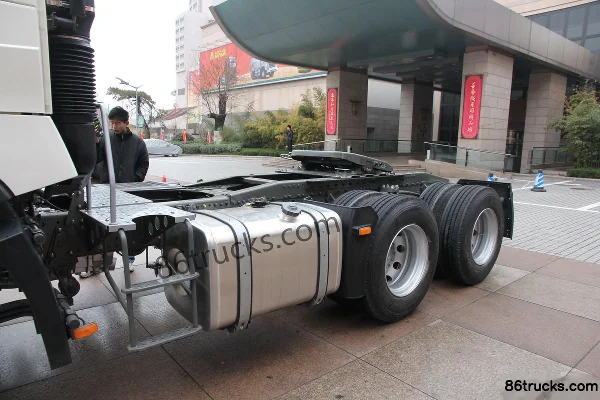 Sinotruk HOWO-T7H Heavy Truck 390hp 6X4(10 wheels) Tractor Truck (ZZ4257V324MC1) Chassis (1) | 86Trucks