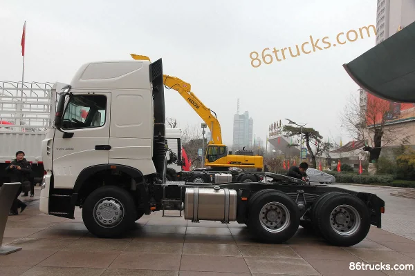 Sinotruk HOWO-T7H Heavy Truck 390hp 6X4(10 wheels) Tractor Truck (ZZ4257V324MC1) Exterior (3) | 86Trucks