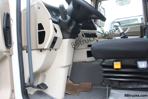 Sinotruk HOWO T5G Heavy Truck 340 hp 6X2(8 wheels) Tractor Truck Cab (3) | 86Trucks
