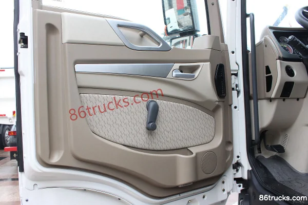 Sinotruk HOWO T5G Heavy Truck 340 hp 6X2(8 wheels) Tractor Truck Cab (1) | 86Trucks
