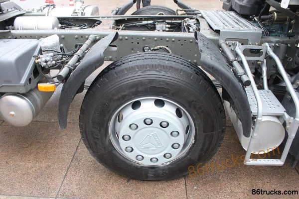 Sinotruk HOWO T5G Heavy Truck 340 hp 6X2(8 wheels) Tractor Truck Chassis (3) | 86Trucks