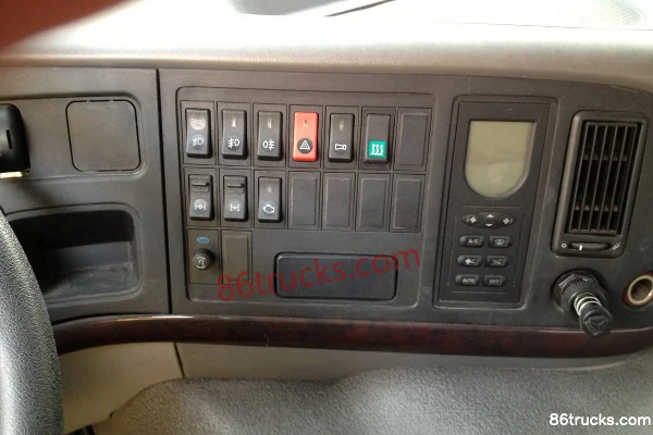 Sinotruk HOWO 336 ch 6X4(10 roues) camion malaxeur (marque Qingzhuan) Cabine (2) | 86Trucks