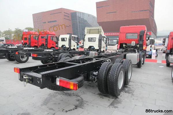 FAW Jiefang Qingdao Xindewei camion porteur 270 ch 8X4(12 roues) 9,5 m cabine avec couchette Extérieur (3) | 86Trucks