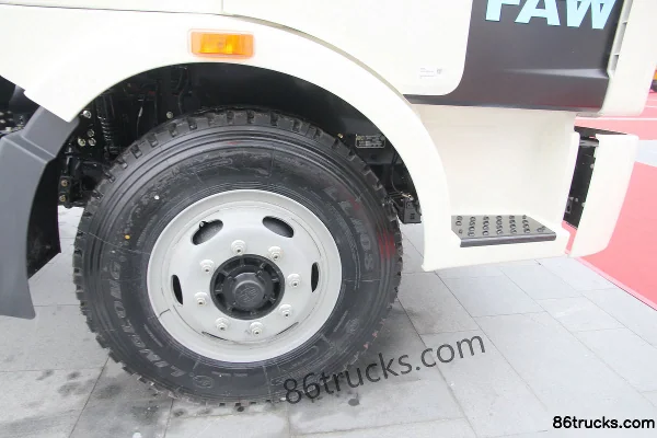 FAW Jiefang J6L Medium Truck 220 hp 6X2(8 wheels) 7.7m Flatbed Cargo Truck Chassis (1) | 86Trucks